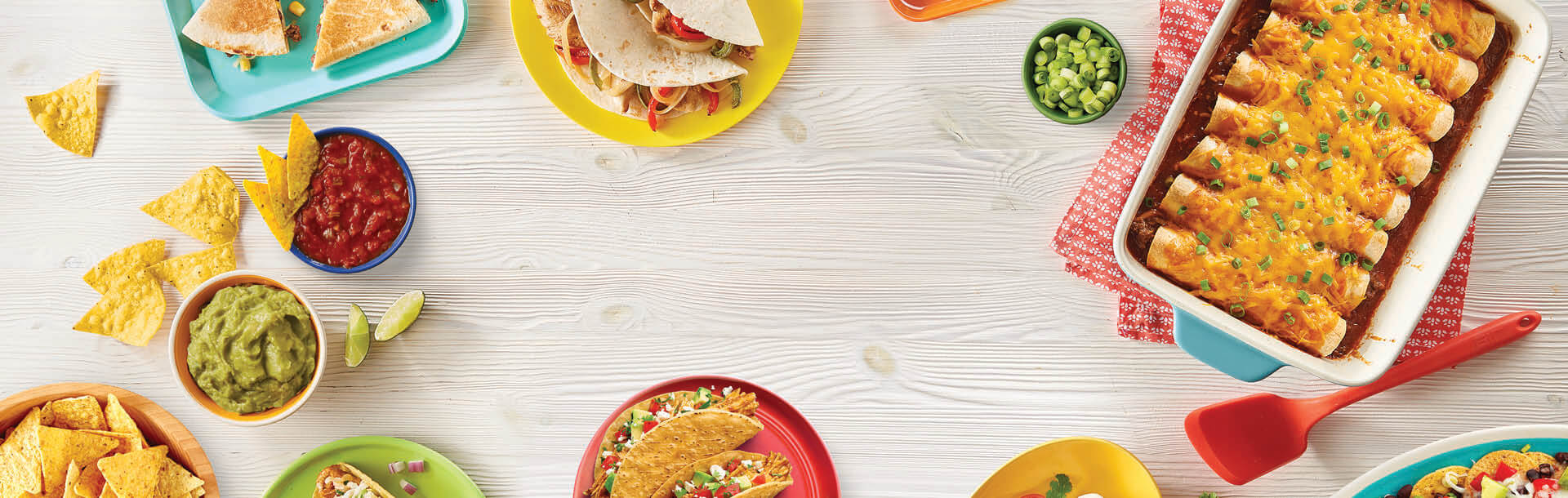 deliziosi piatti messicani come tacos, nachos, enchiladas, fajitas, burritos serviti su un tavolo di legno