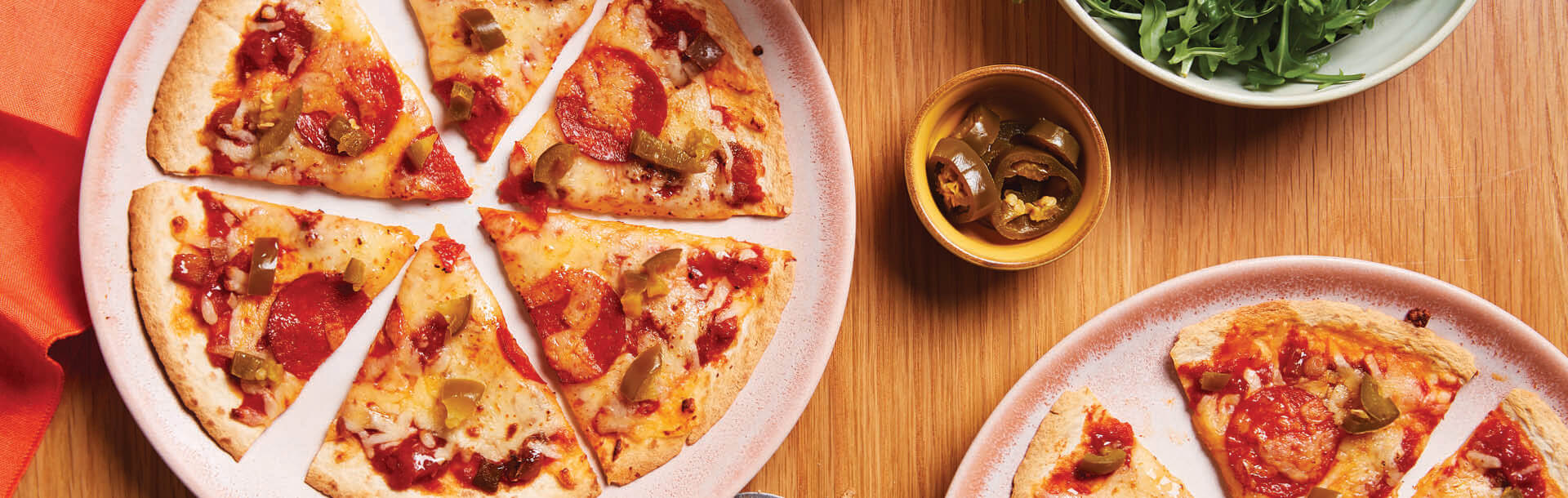 pizza di maiale affettata servita su un piatto