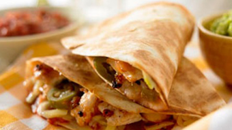 QUESADILLA AL POLLO E FORMAGGIO CON SALSA DI POMODORO